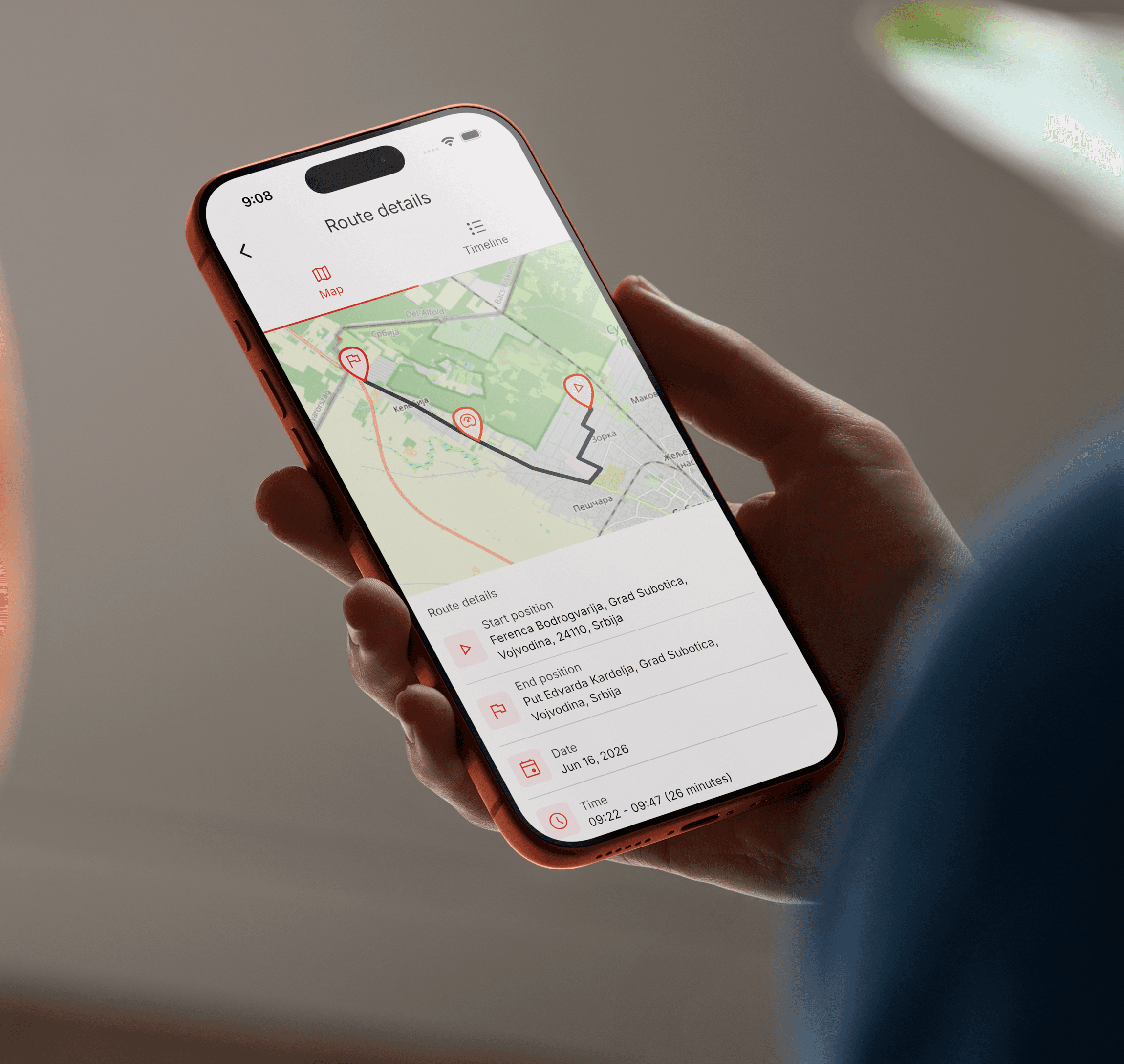 Vozač koristi mobilnu aplikaciju za pregled rute i podataka o vožnji.